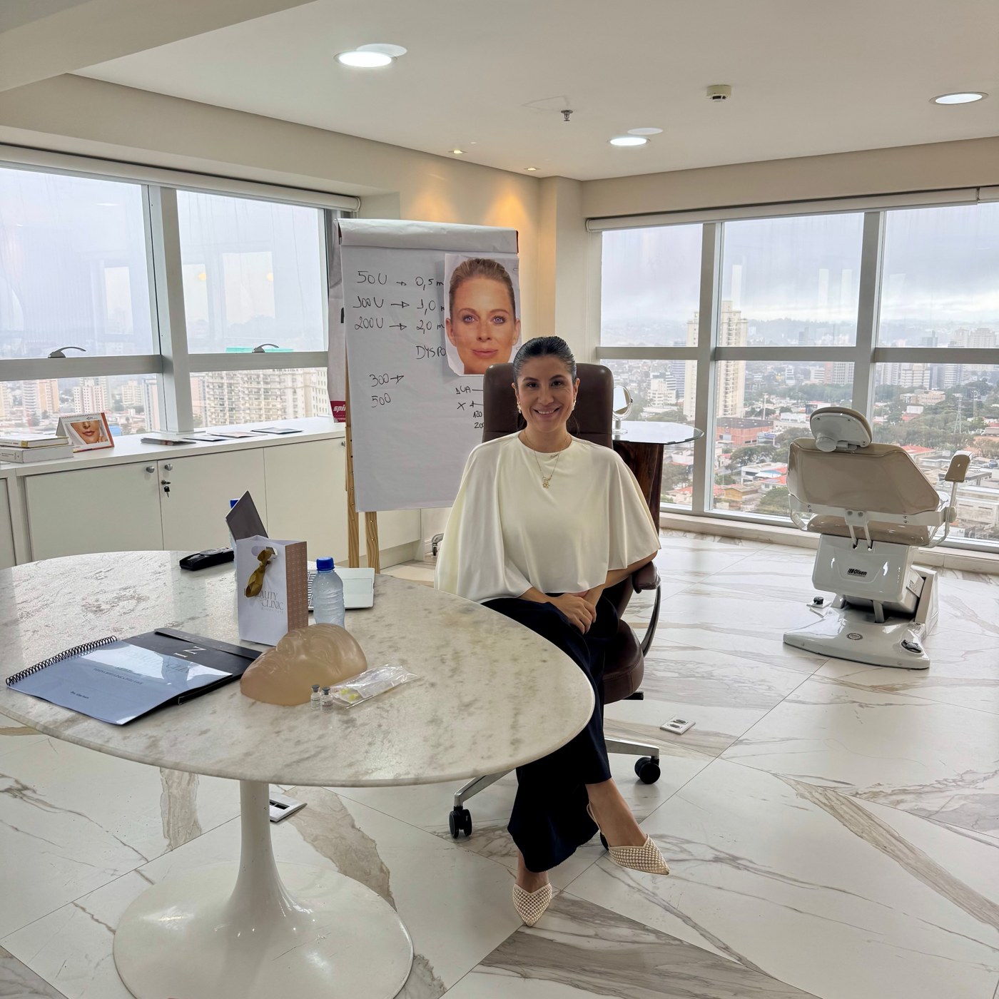 Sala de ensino da Beeautyclinic & Instituto com flip chart de dosagens e vista panorâmica de Jundiaí