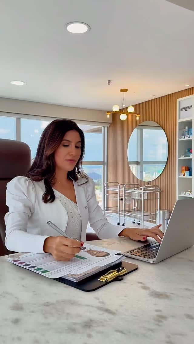Dra. Aline Souza durante uma avaliação individual em sua clínica de mármore no 23º andar